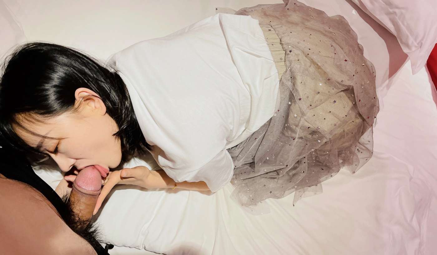 翘臀女神旅游露出性爱野战 The goddess with perky butt shows off her sex scene during the trip