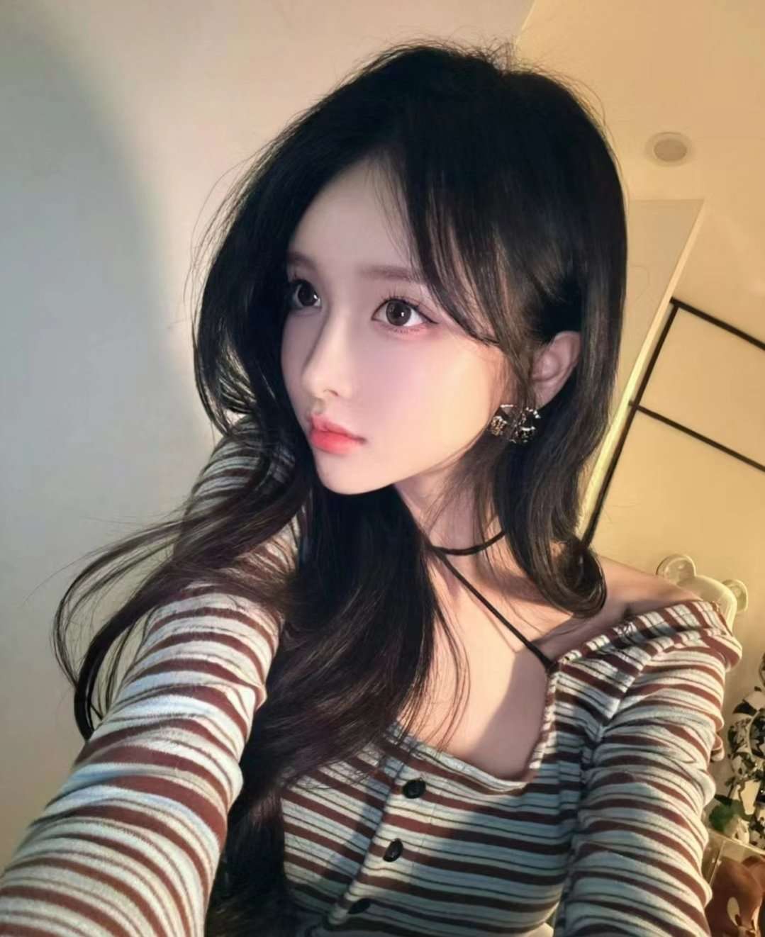 被哥哥开包娇嫩小粉菊 带上肛塞 The delicate pink anus was opened by her brother and she put on a butt plug