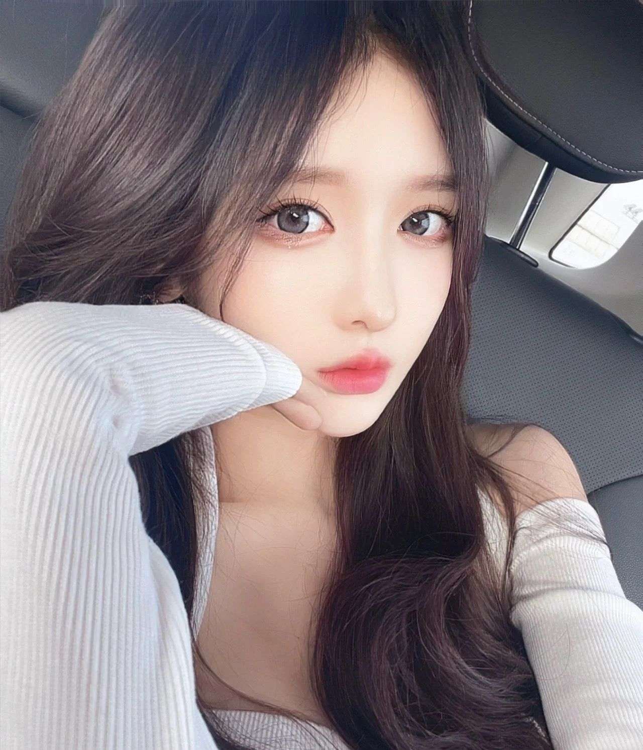 尤物级眼镜小姐姐，温婉气质却充满骚骚的感觉。男人看了就想狠狠插她 A beauty with glasses, she has a gentle temperament but is full of coquettishness. The man saw it and wanted to fuck her hard