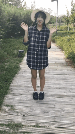 精彩动态图  非常可爱的初代网黄少女浆果儿出户外登山露出 Wonderful d