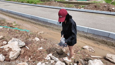 精彩动态图  人气露出女神【cikaimoon】户外露出散步，路边大爷看呆 Wo