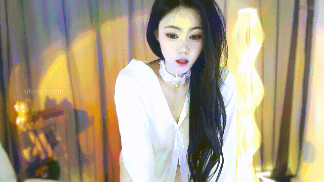 精彩动态图  网红少女【鱼摆摆】裸舞掰开多毛的肉穴自慰 Wonderful dy