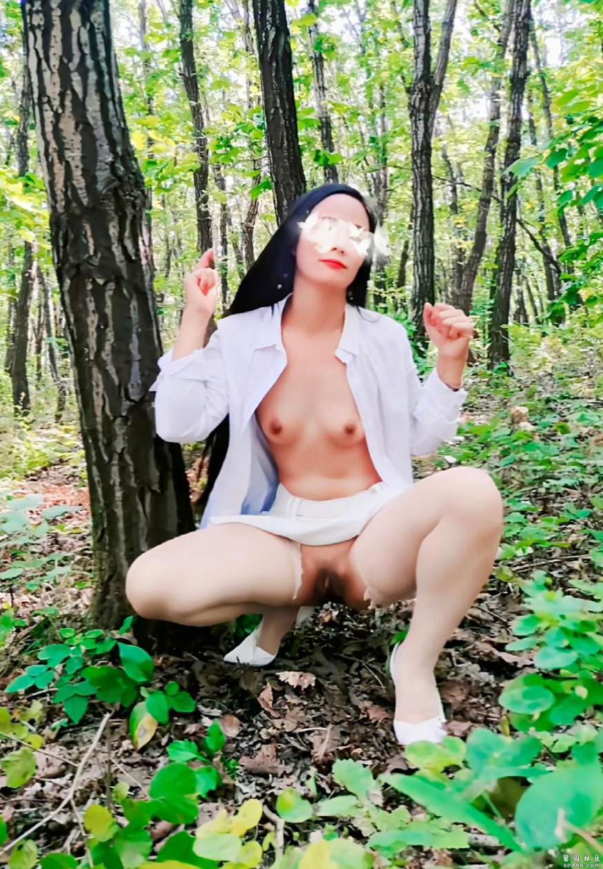 风骚人妻野外露出 Coquettish wife exposed outdoors