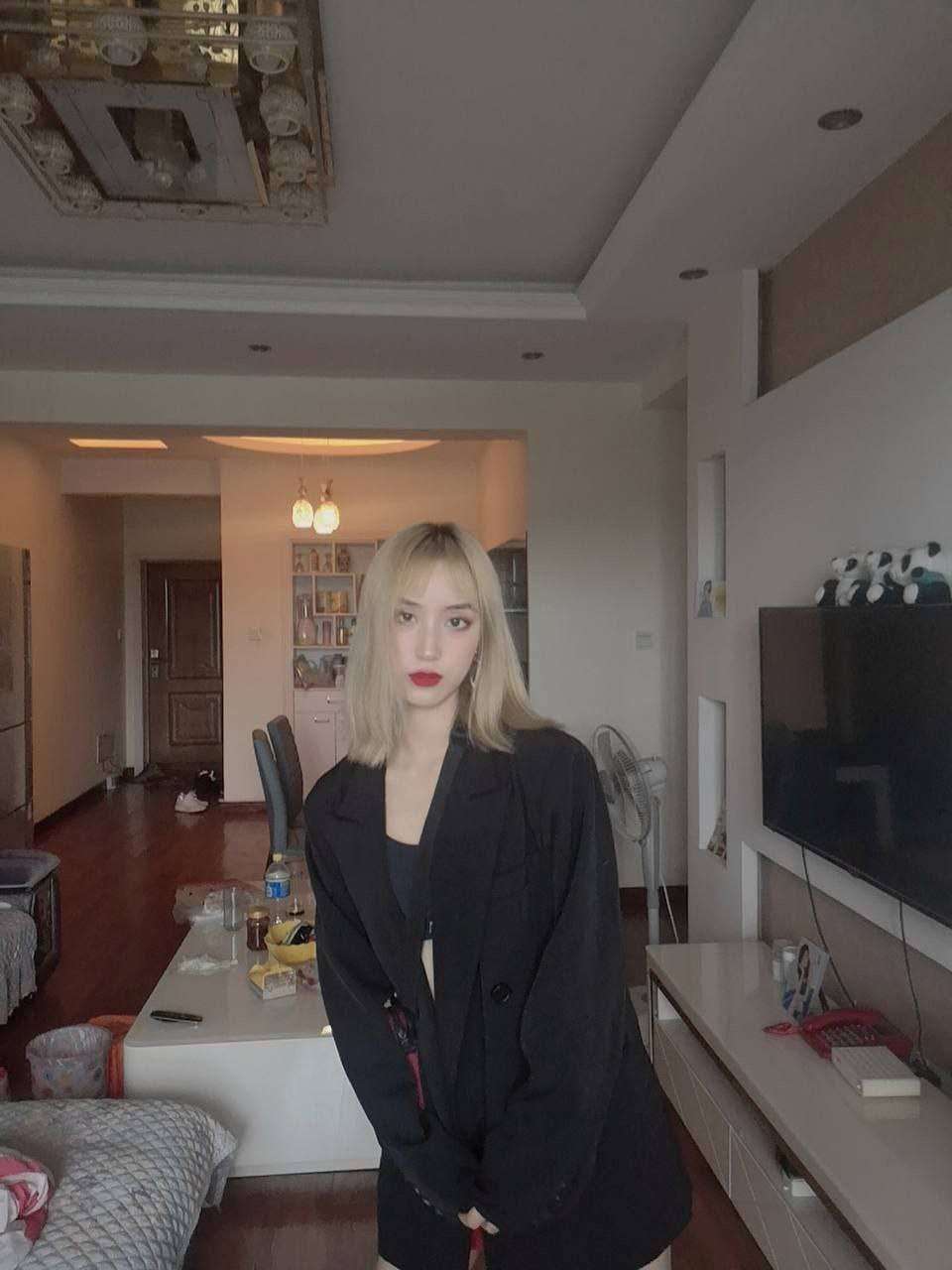 喜欢展示自己的漂亮美女 Beautiful beauties who like to show off themselves