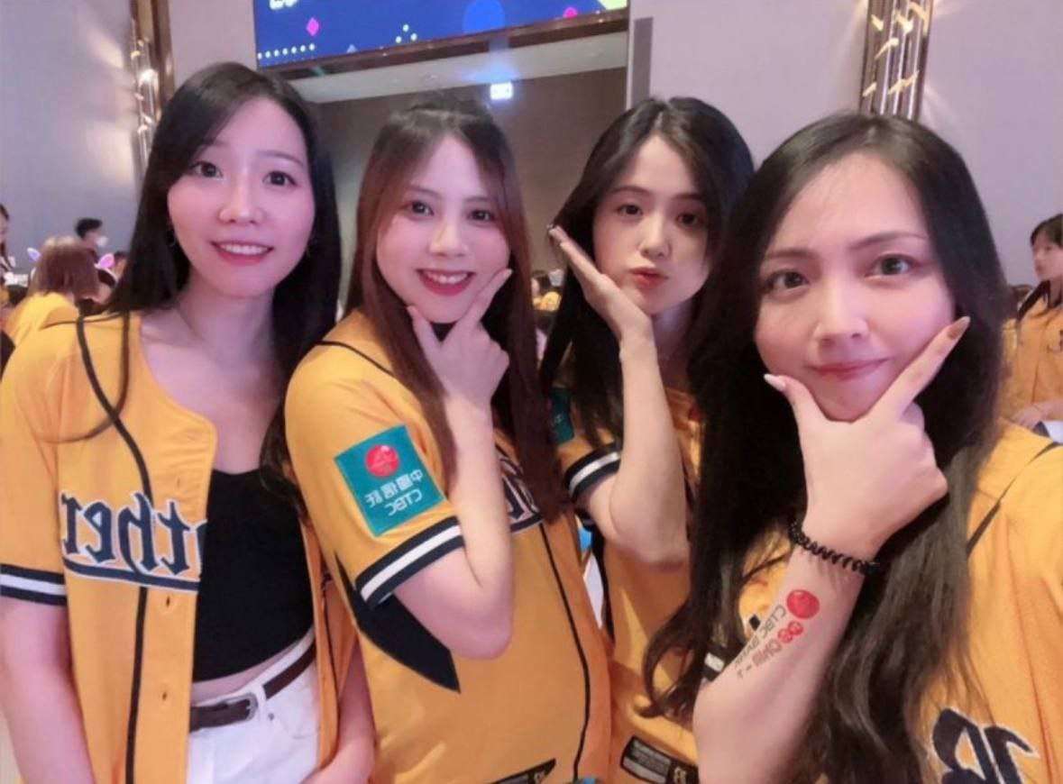 喜欢自拍的美女 Beautiful girl who likes to take selfies