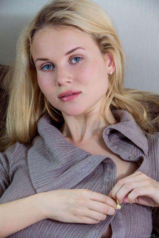 金发女郎慵懒午后写真 Lazy afternoon photo of blonde girl