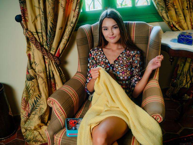 欧美女子慵懒午后编织时光古堡情怀 European and American women spend their lazy afternoons weaving feelings about time and castles