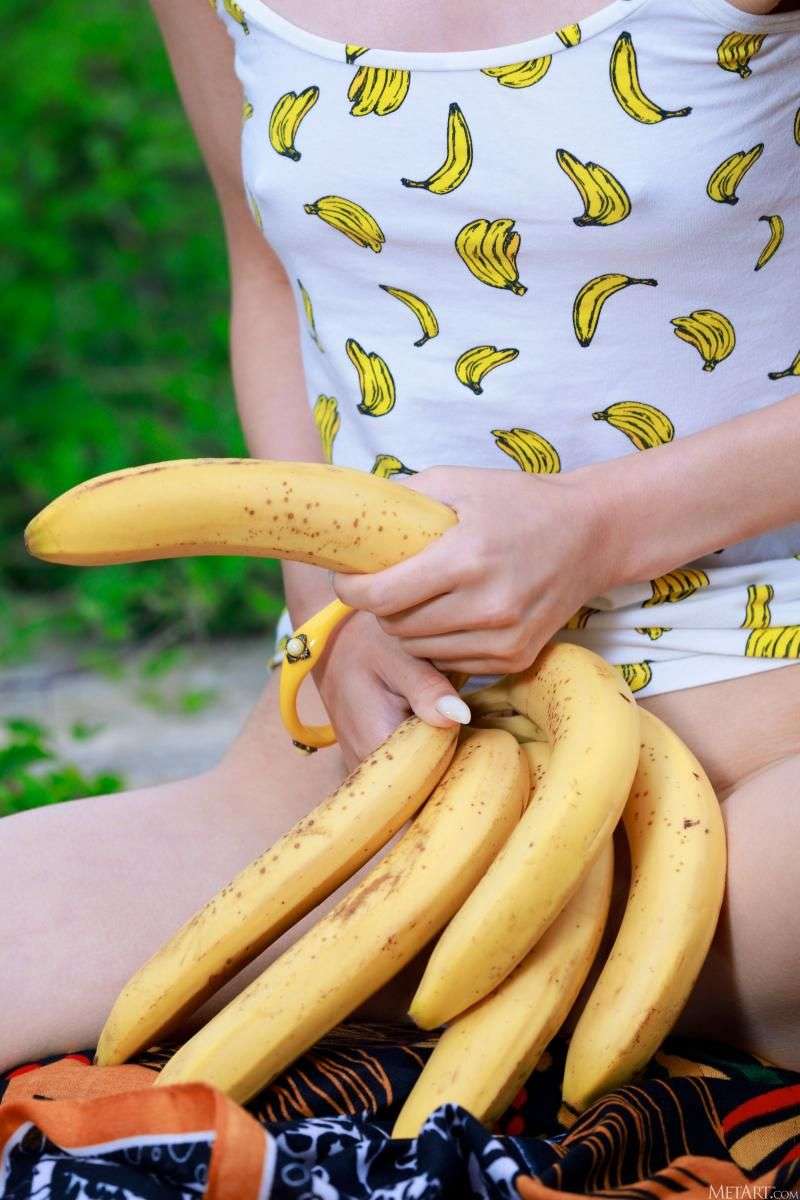 夏日午后女孩与香蕉的邂逅 The encounter between a girl and a banana on a summer afternoon