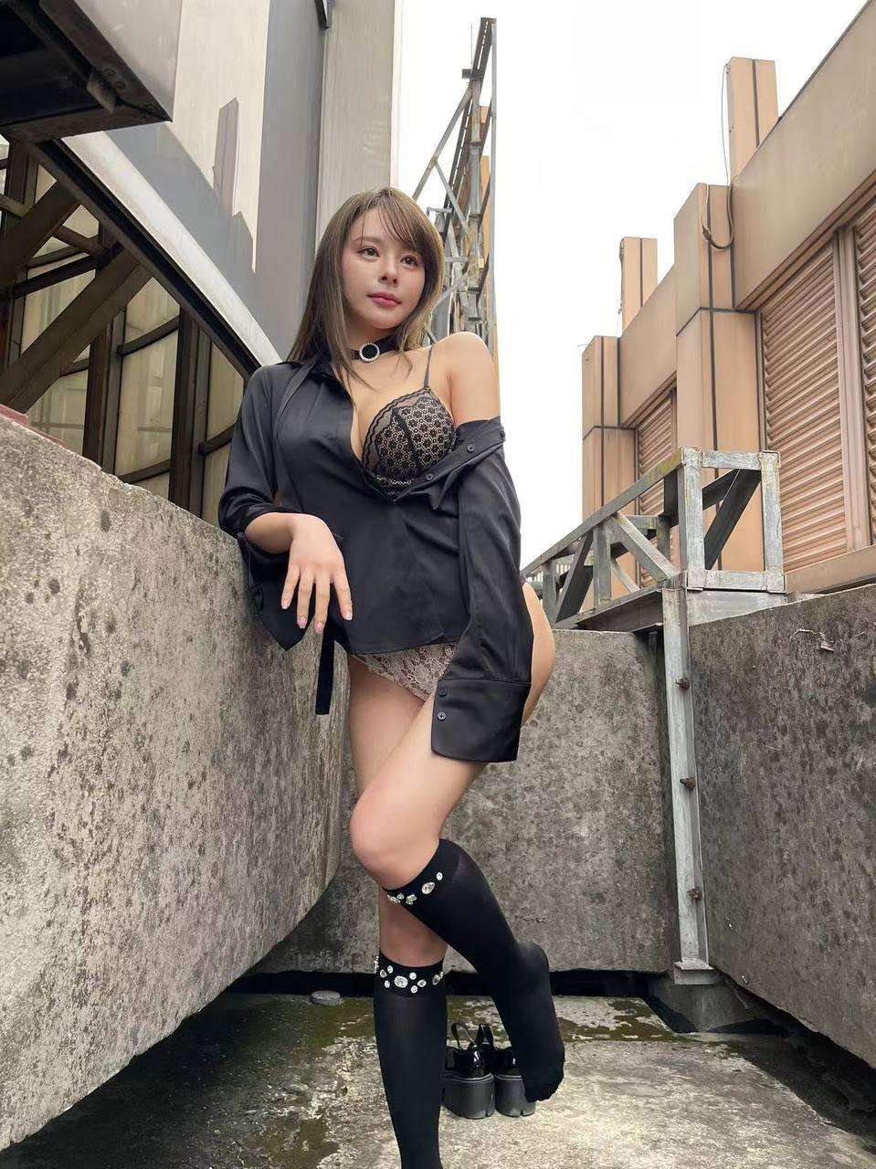 小雨楼顶时尚写真展现曼妙曲线与都市魅力 Xiaoyu&rsquo;s rooftop fashion photo shows graceful curves and urban charm