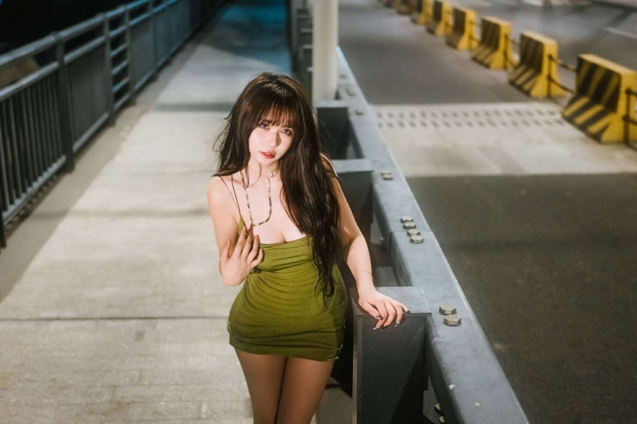 星光下的翠绿吊带短裙之夜桥上的曼妙身影 The graceful figure on the night bridge of the emerald green camisole in the starlight