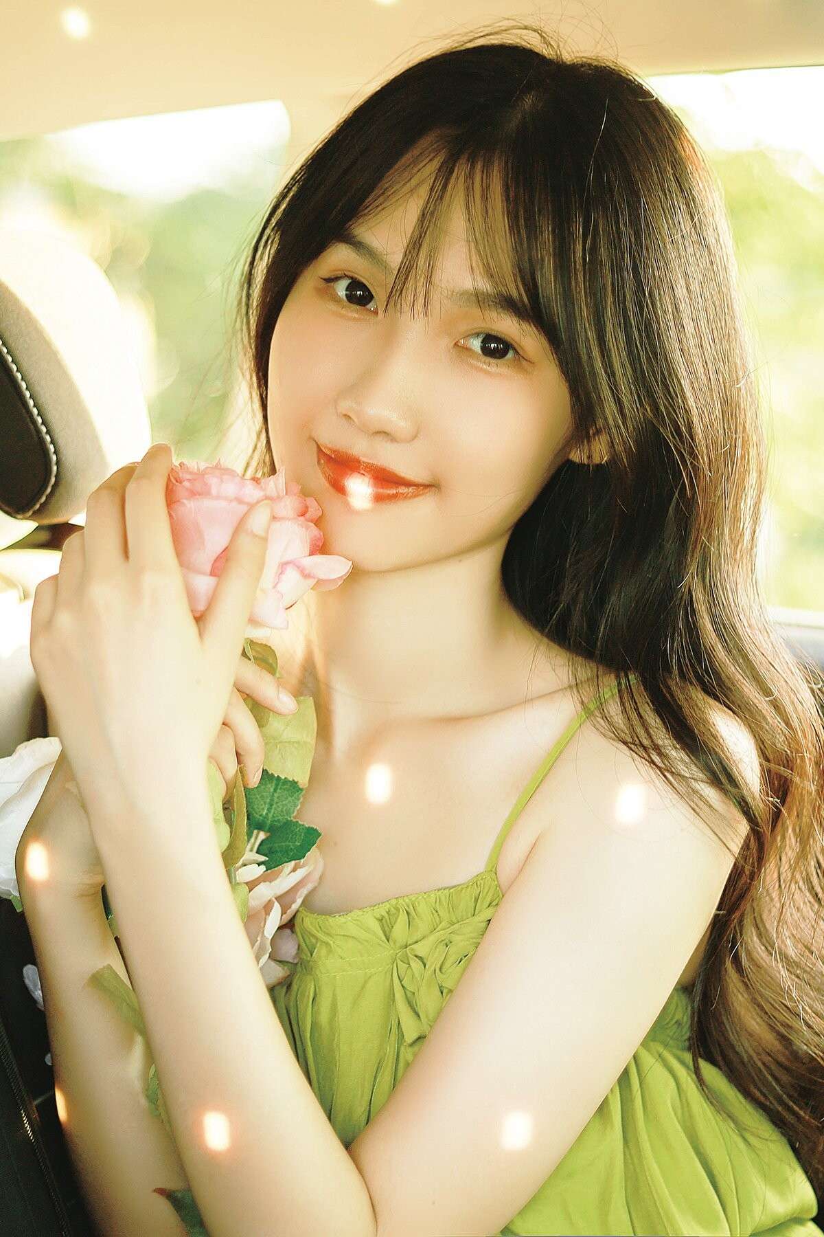 车窗边的少女与玫瑰 Girl and roses by the car window