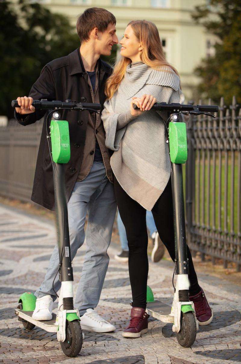 浪漫情侣共享电动滑板车秋日午后街头甜蜜瞬间 Romantic couples sharing electric scooters in autumn afternoon street sweet moments