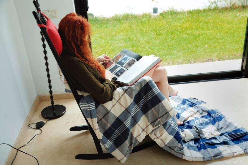 地中海午后红发女子艾米丽的慵懒时光 Lazy time of the Mediterranean afternoon redhaired woman Emily