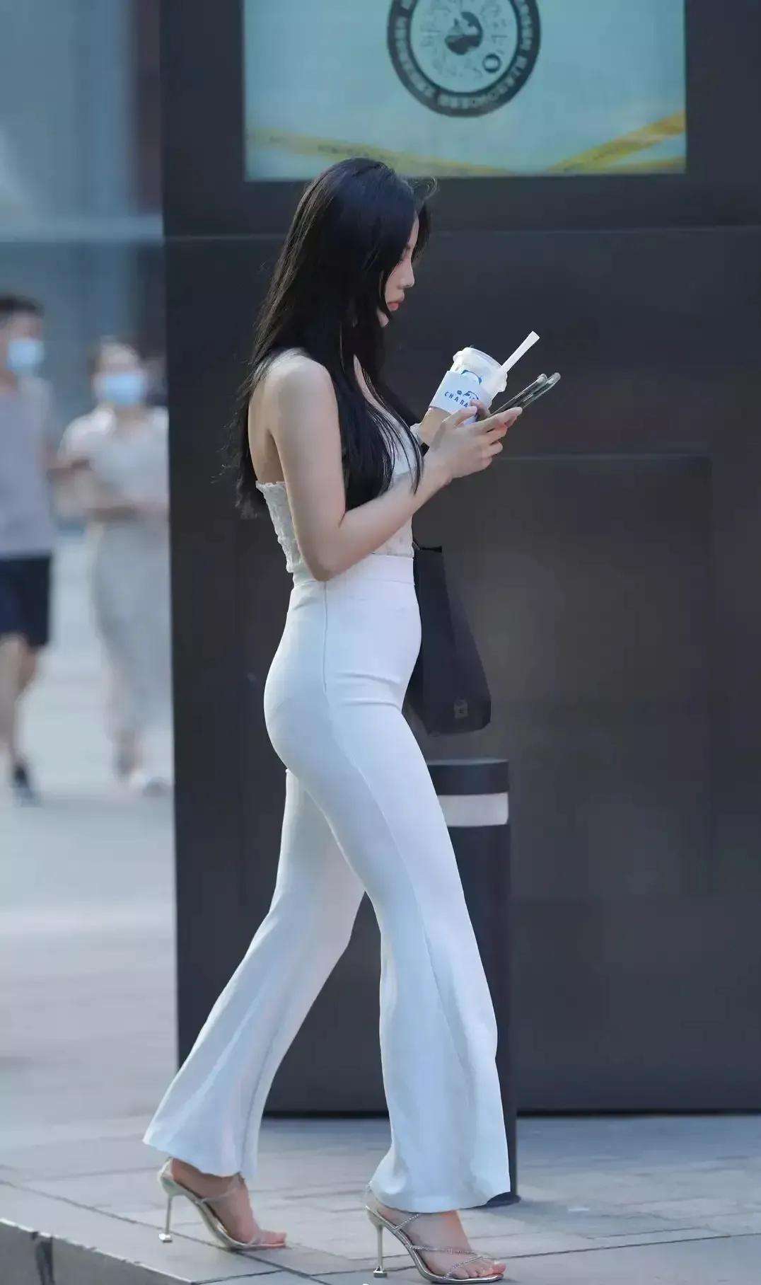 上海街头的白色休闲裤时尚美女 Fashionable beauty in white casual pants on the streets of Shanghai