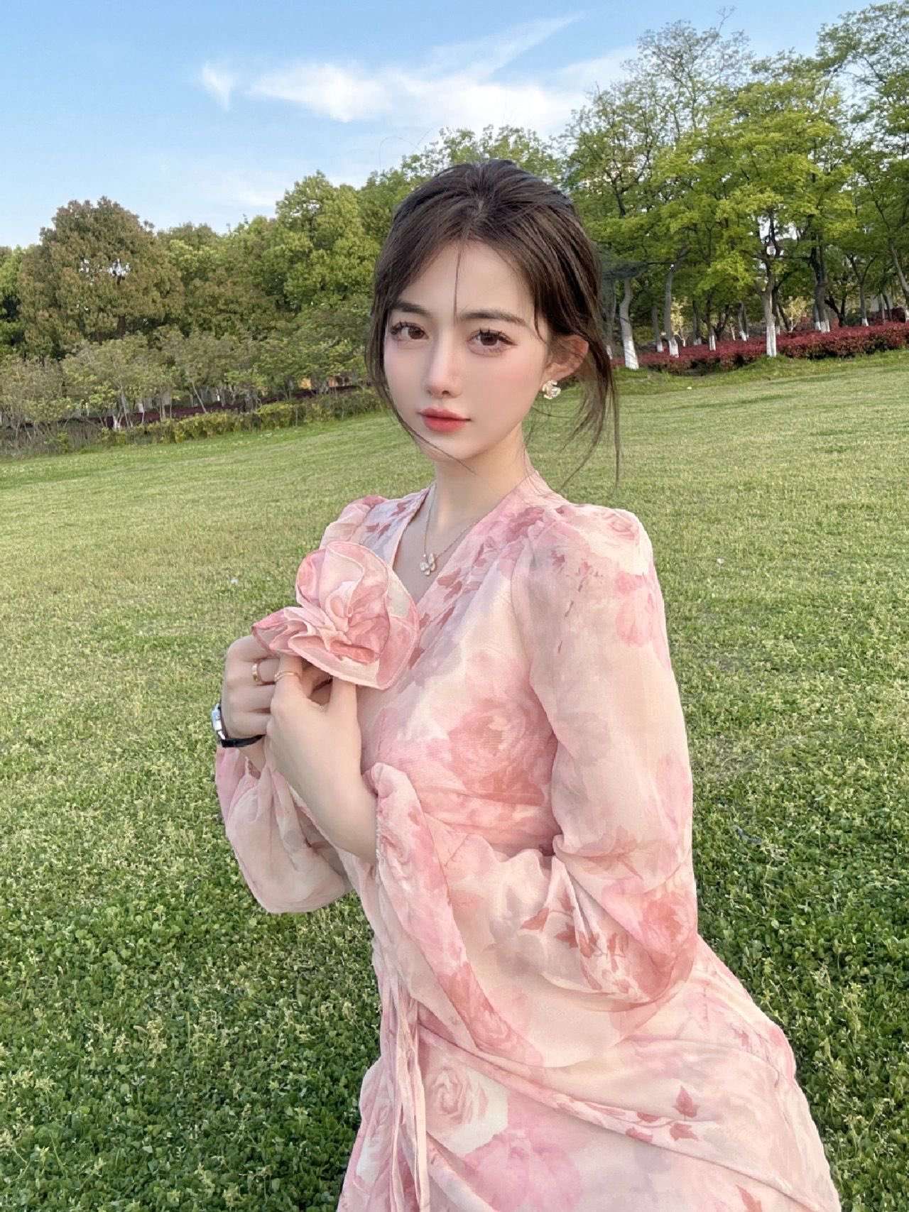 春日邂逅玫瑰少女小雅 Meet the rose girl Xiaoya in spring