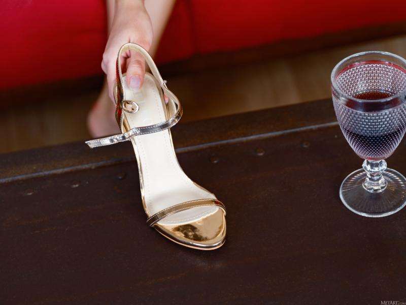 魅影酒吧的红裙女子 Woman in red dress in Phantom Bar