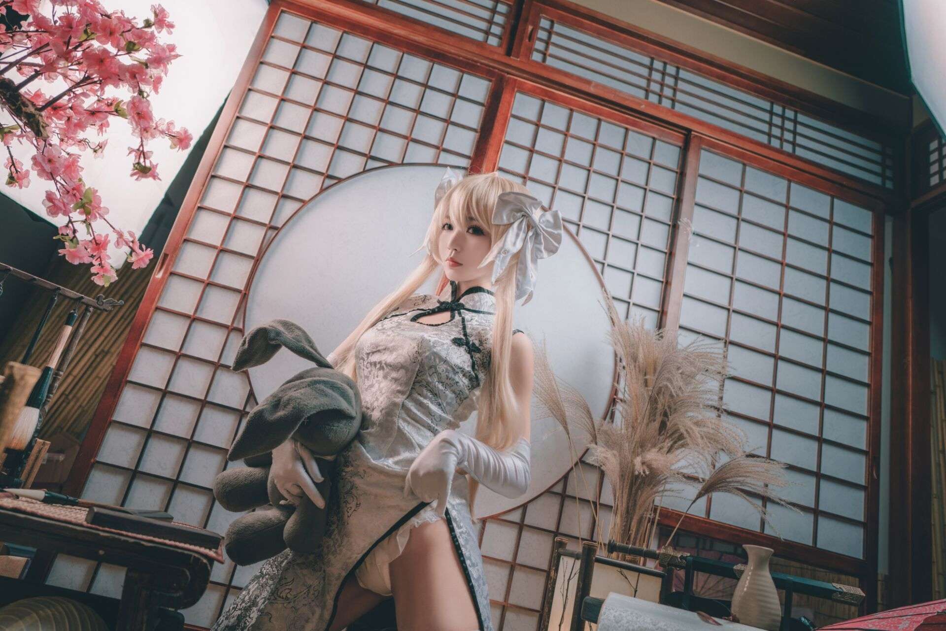 春日旗袍少女怀抱玩偶写真集锦 Photo album of cheongsam girl embraces dolls in spring