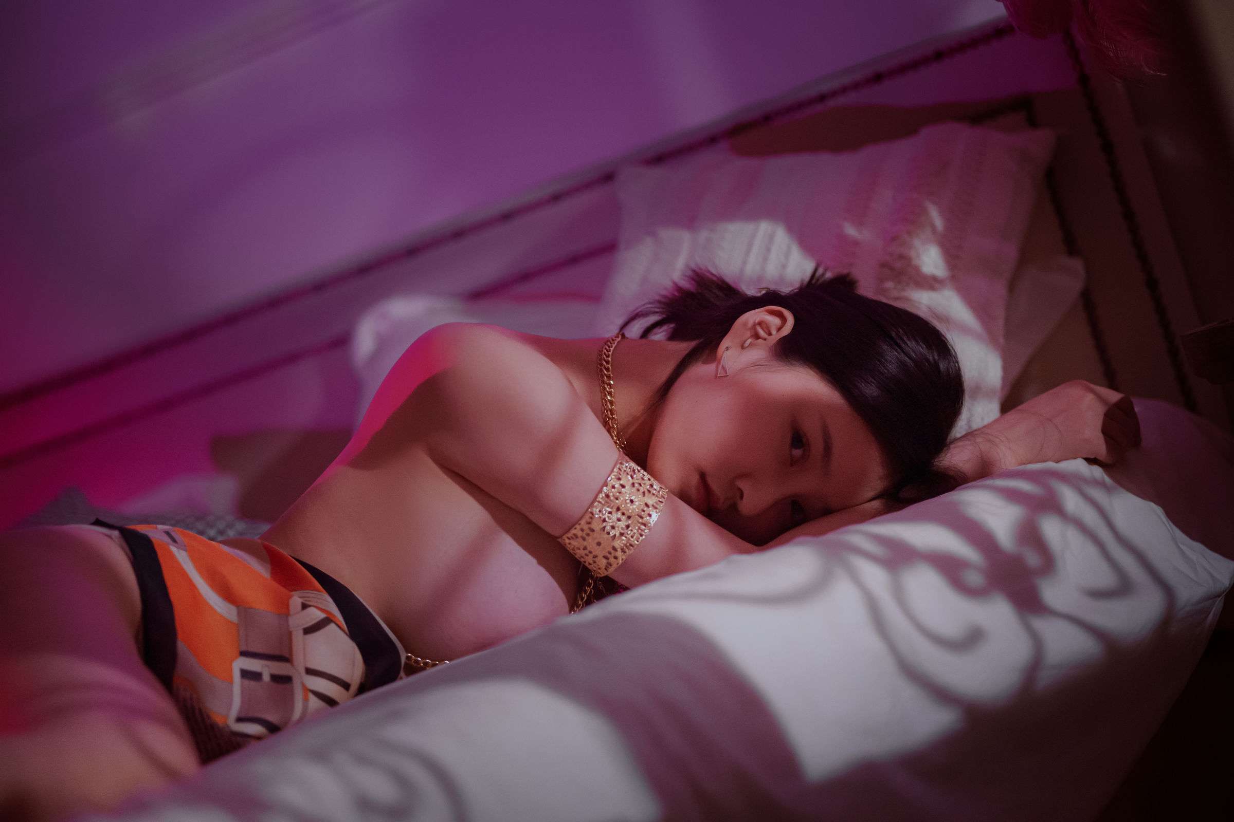 尤物深夜独处紫光魅影 | 处女 性爱 影片 The beauty is alone late at night