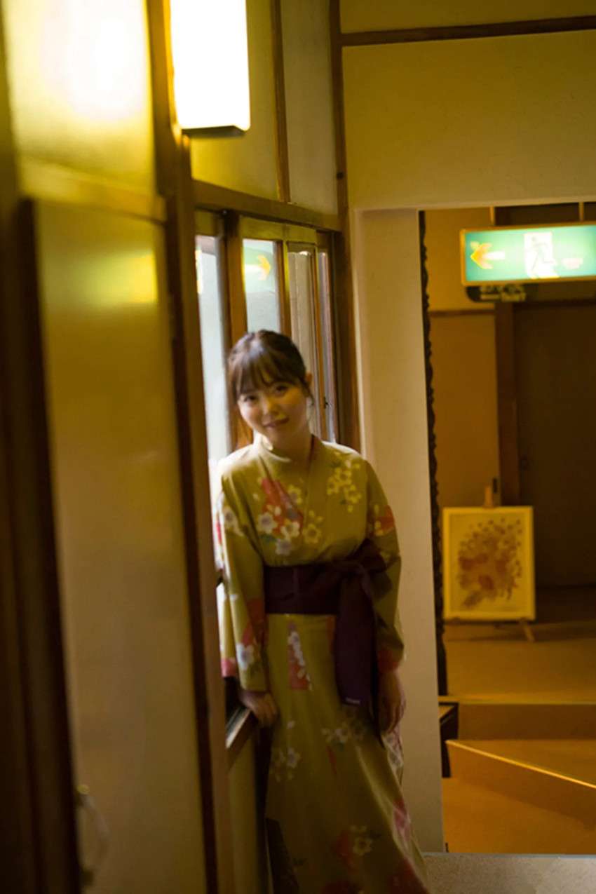 和服丽人黄昏伫立 A beautiful kimono stands at dusk