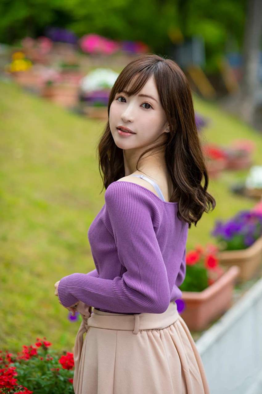 春日公园的青春少女 Young girl in spring park