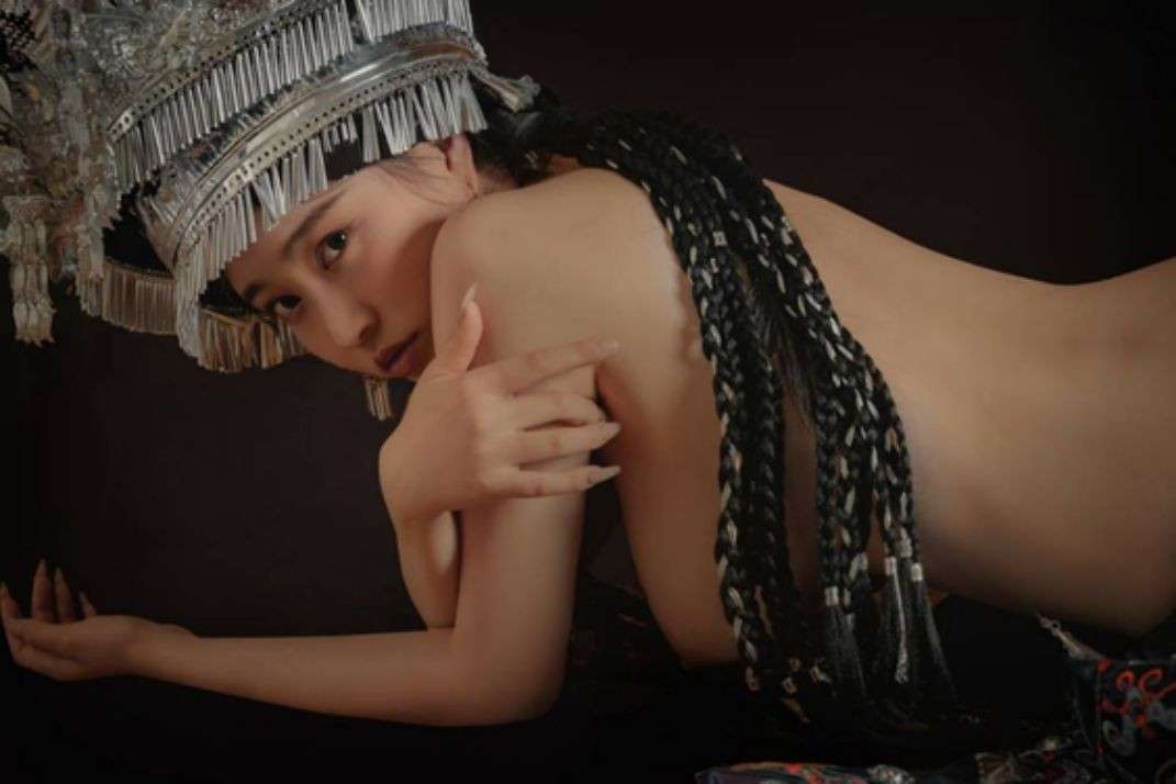 苗寨银饰少女夜色写真 Night photo of Miao village silver jewelry girl