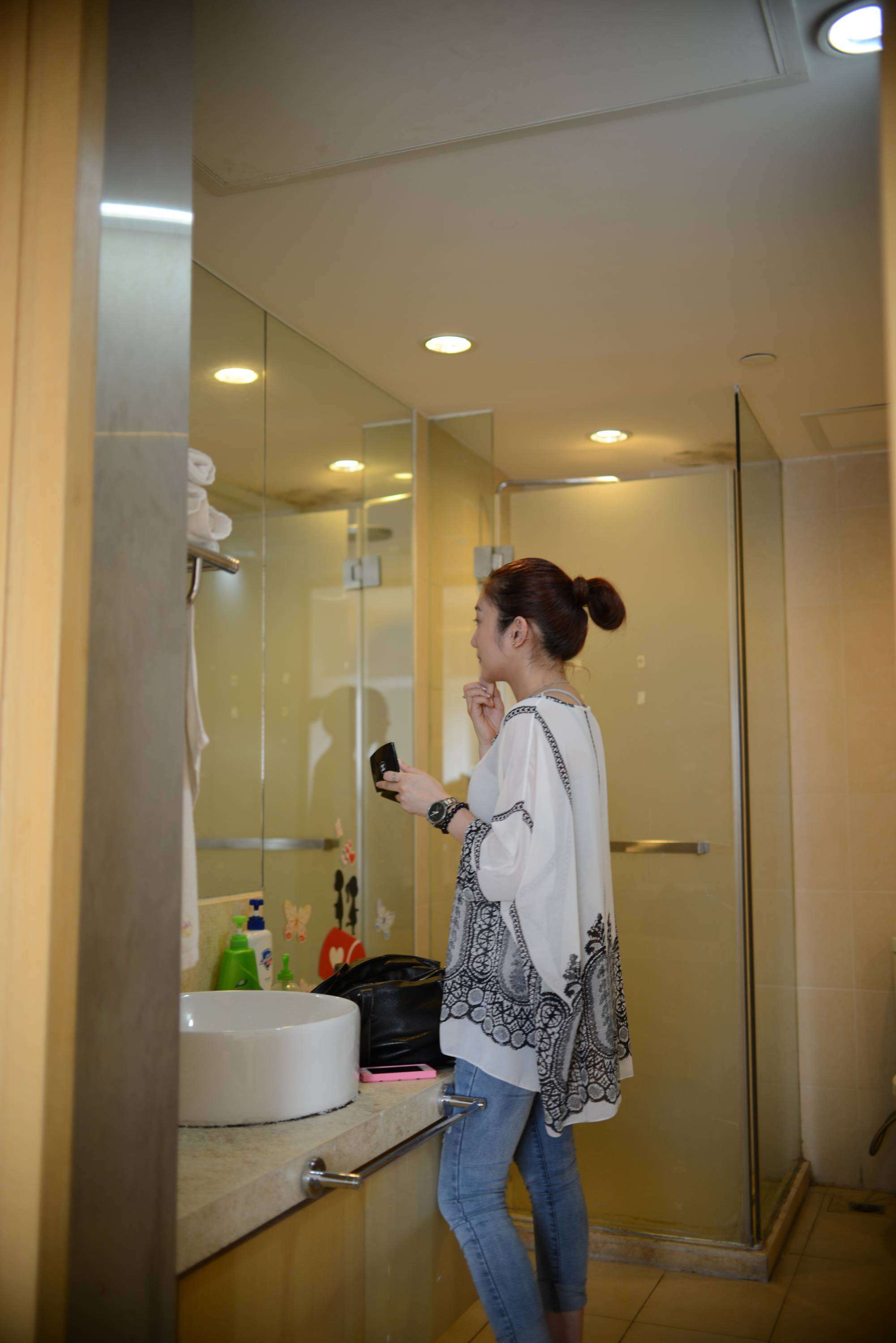 都市丽人艾米在上海酒店的清晨梳妆 Urban beauty Amy dresses up in the early morning at the Shanghai hotel