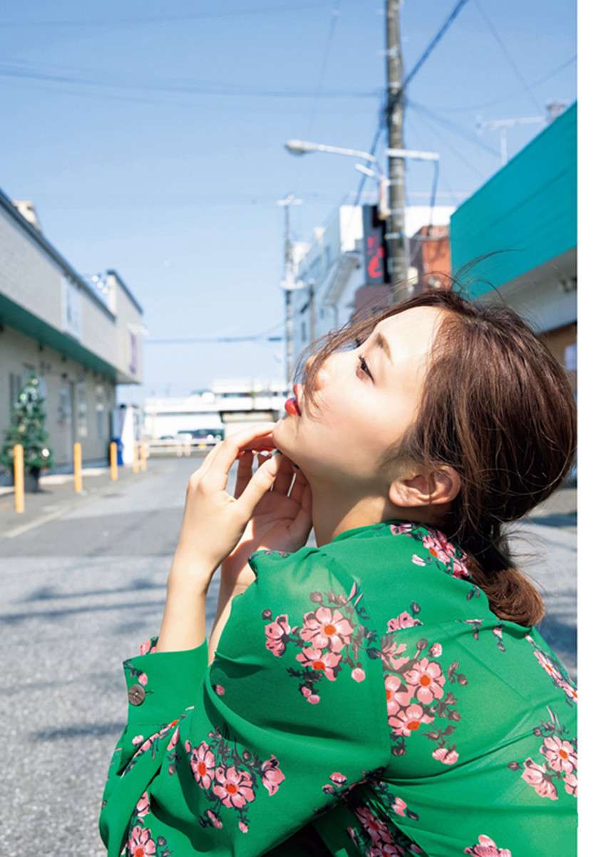 夏日街角的少女 A girl on a street corner in summer