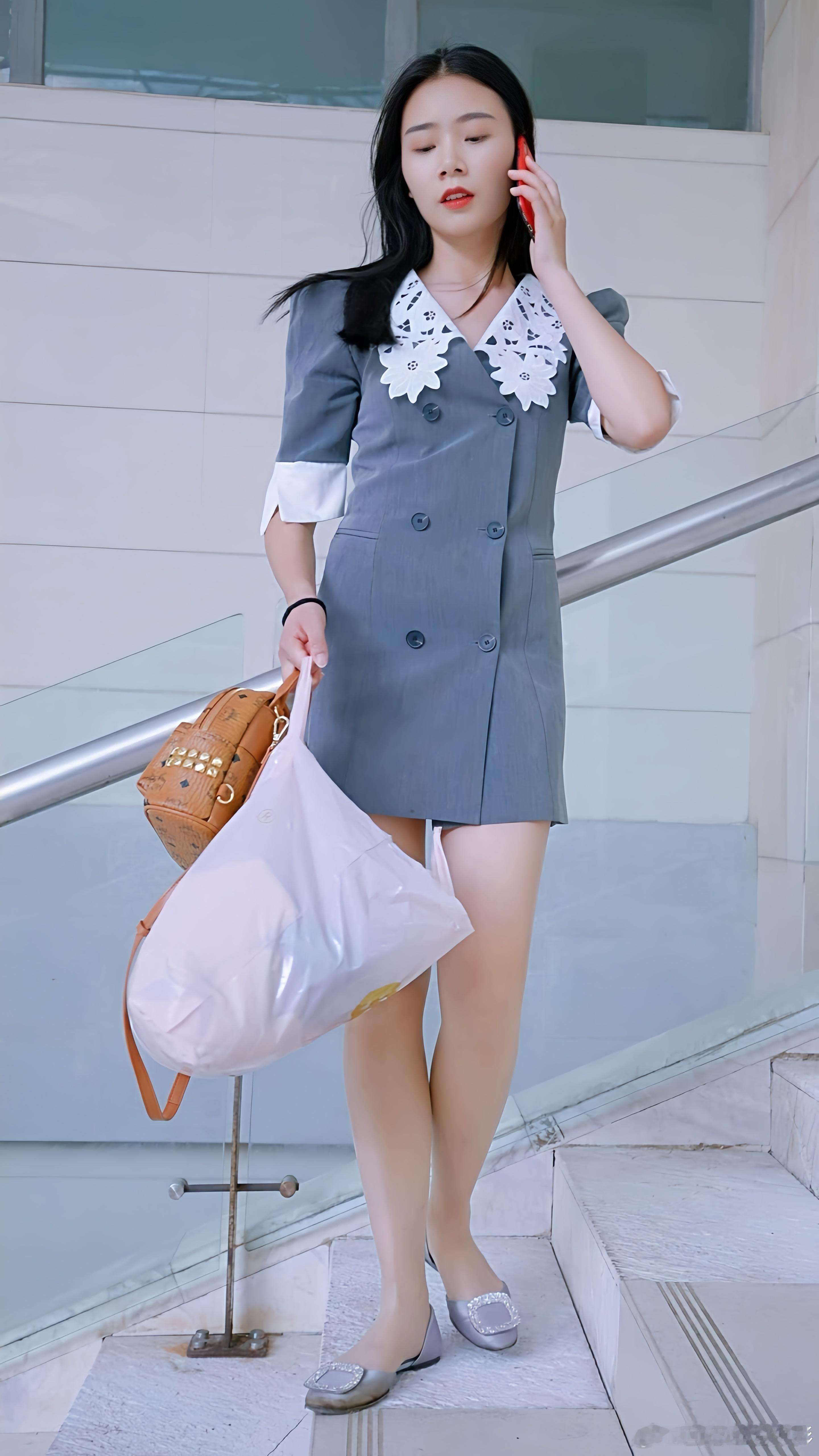 都市丽人靓女在现代化建筑楼梯行走 Urban beautiful girl walking on the stairs of modern buildings