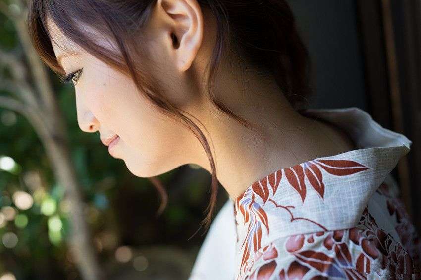 樱花树下少女的温柔瞬间 The gentle moment of a girl under the cherry blossom tree