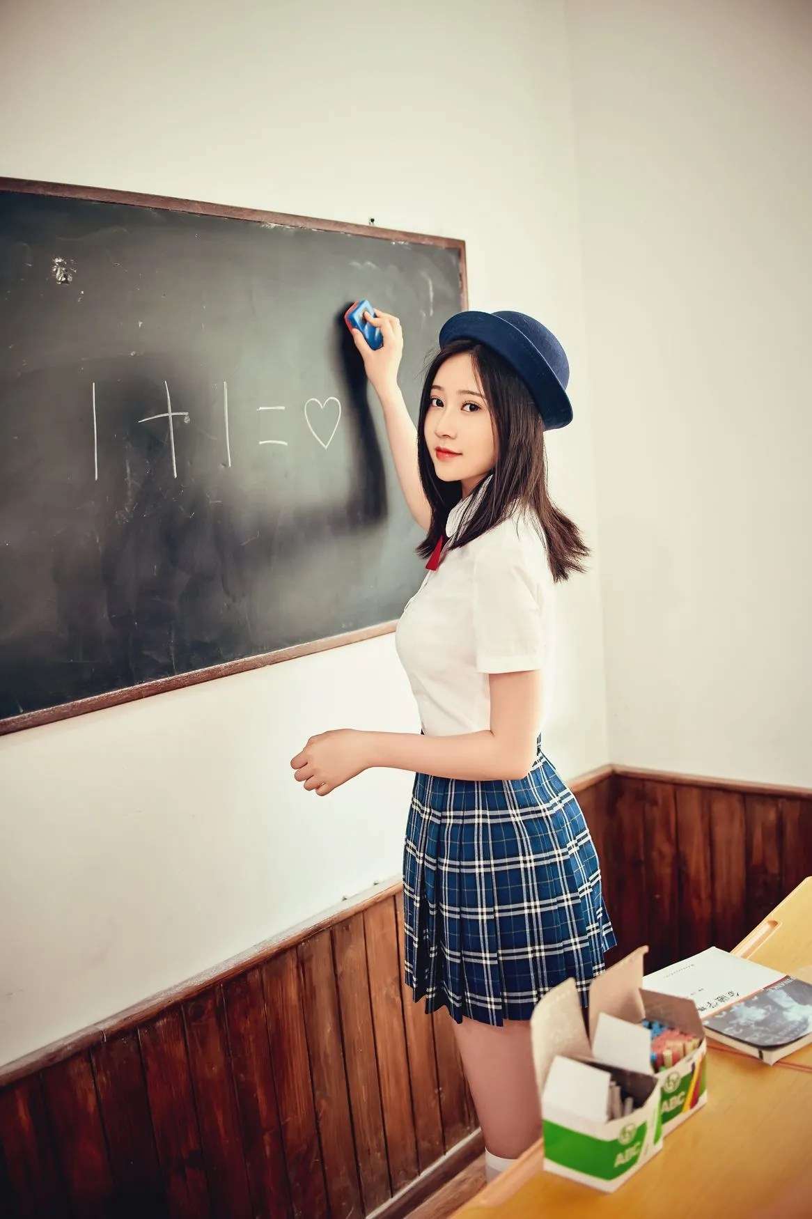 青春校园女教师的秘密心事 The secret thoughts of young female teachers on campus