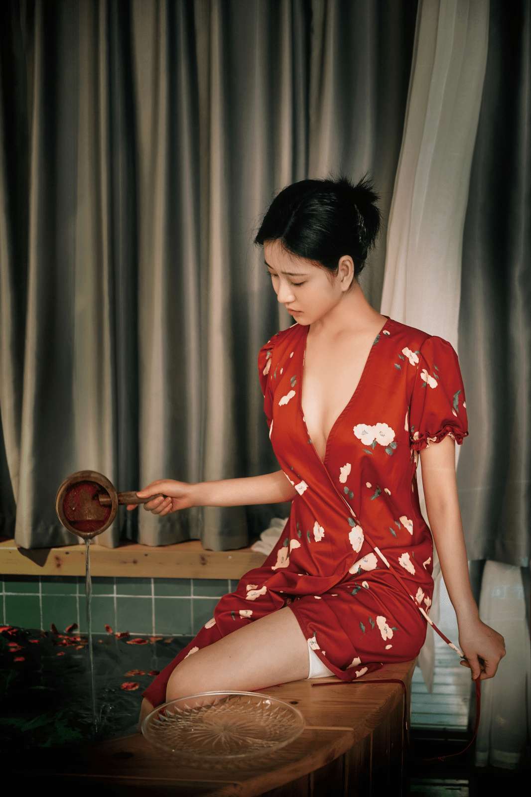 红裙女子温泉浴 Women's hot spring bath in red dress