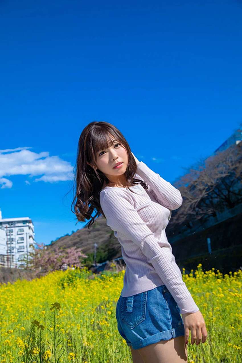 春日油菜花田里的少女 A girl in the rapeseed field in spring