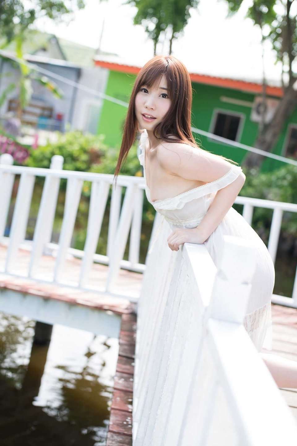 清纯少女木桥畔的曼妙身影 The graceful figure of the pure girl by the wooden bridge