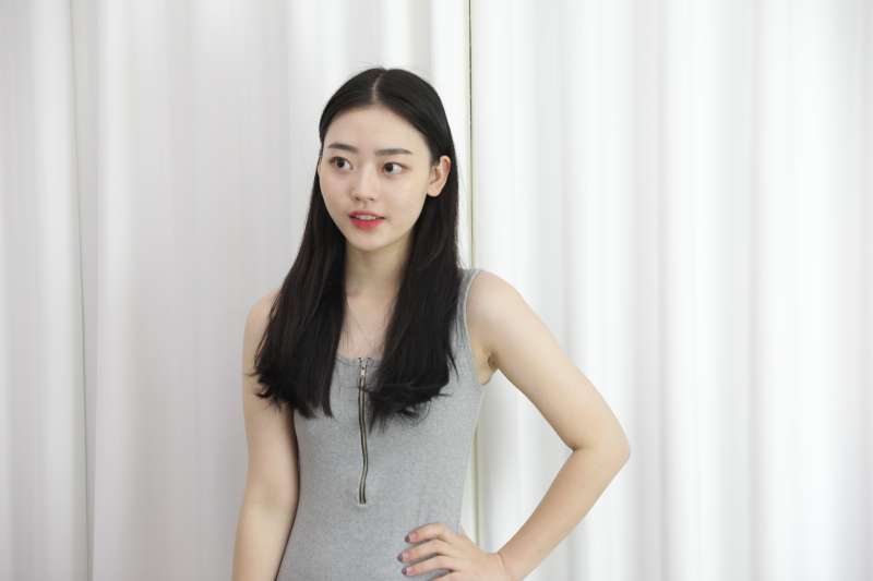 少女的夏日写真灰色的包臀裙展现出她曼妙的身姿 The girl's summer photo grey hip skirt shows her graceful figure