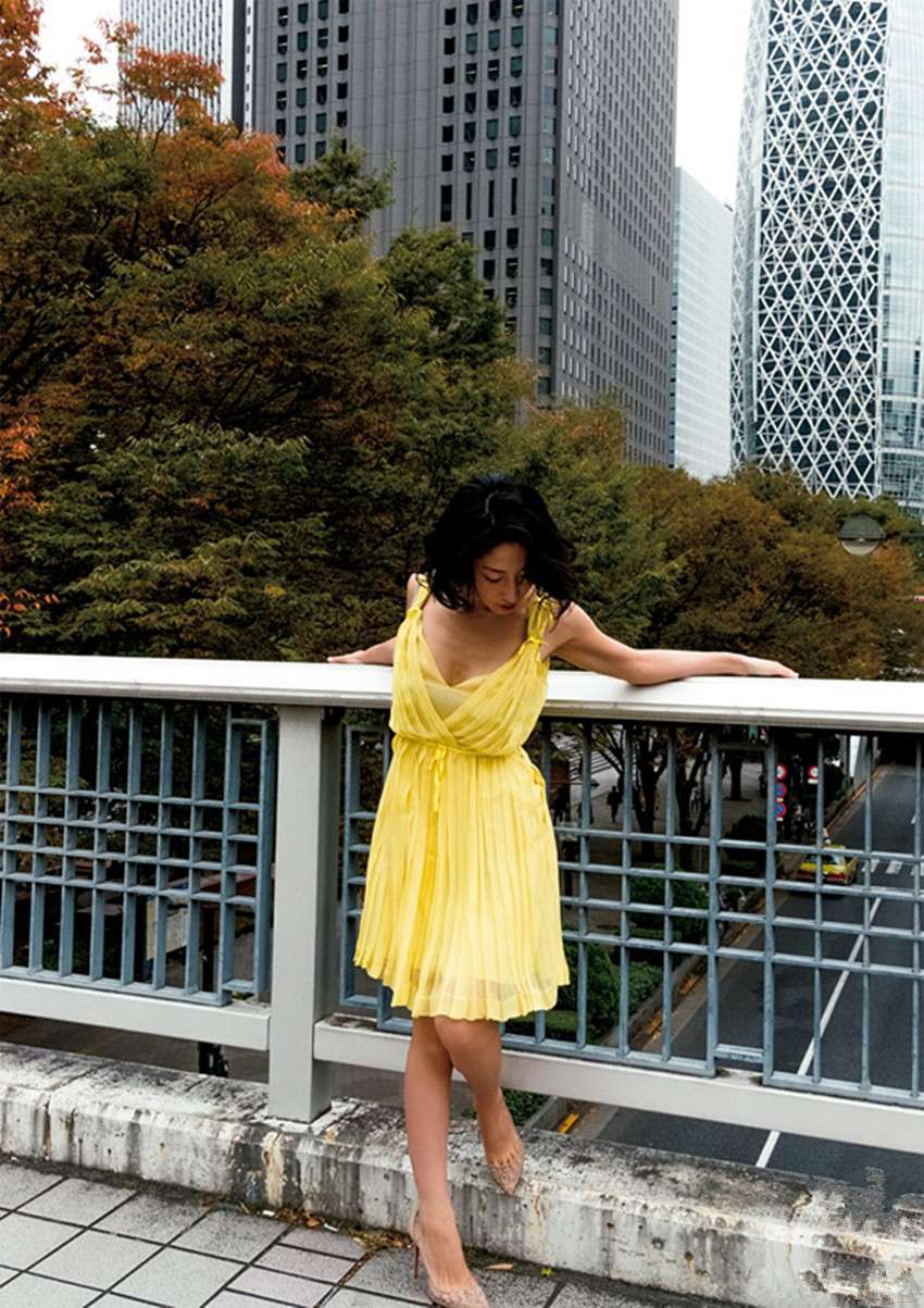 黄衣女子  Woman in yellow