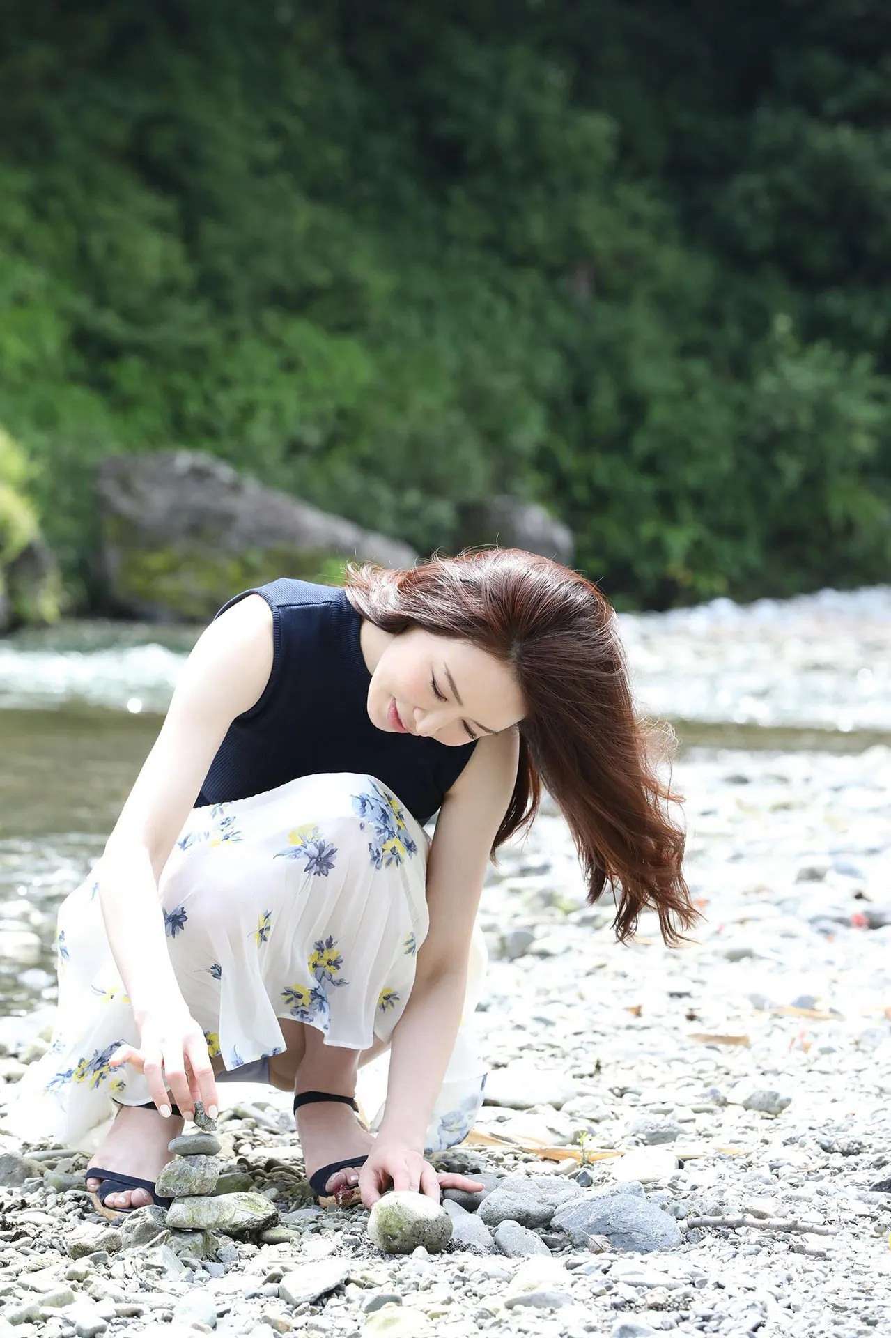 山间溪流的女子气质魅力 The charm of a woman in the mountain stream