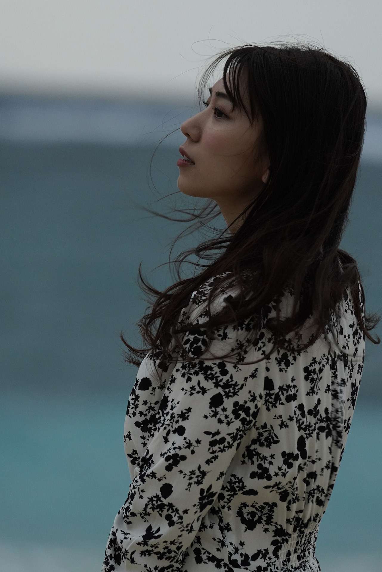 海边女子忧郁凝望 A woman by the sea gazes in depression