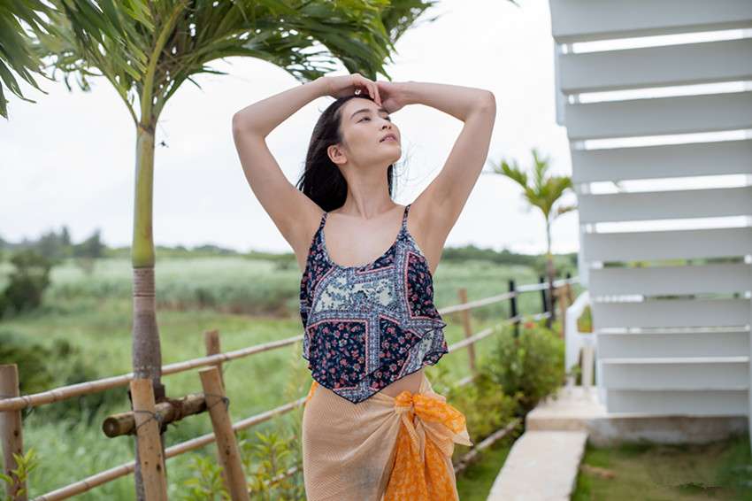 冲绳海边美丽少女的惬意时光 Cozy time for beautiful girls by the seaside of Okinawa