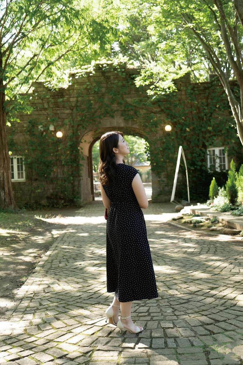 徐娘半老午后阳光下的优雅身影 Elegant figure of the milf in the afternoon sun