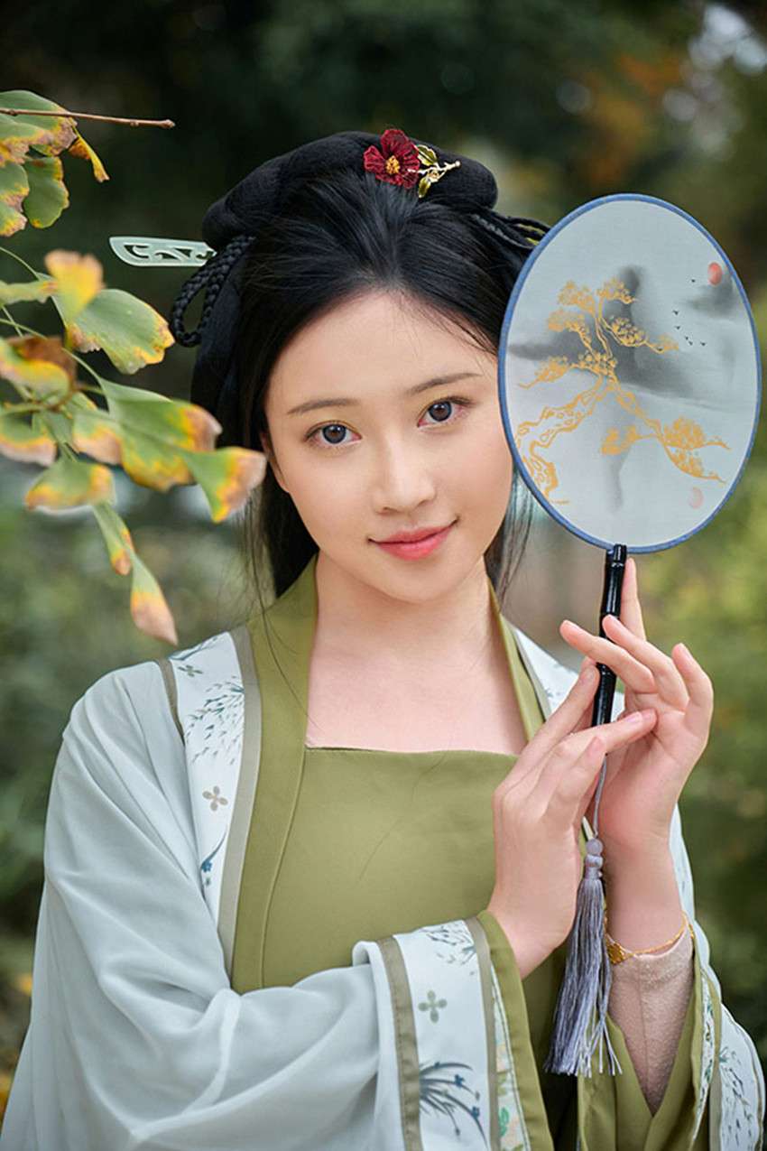 秋日园林汉服女子写真 Autumn garden Hanfu women's photo