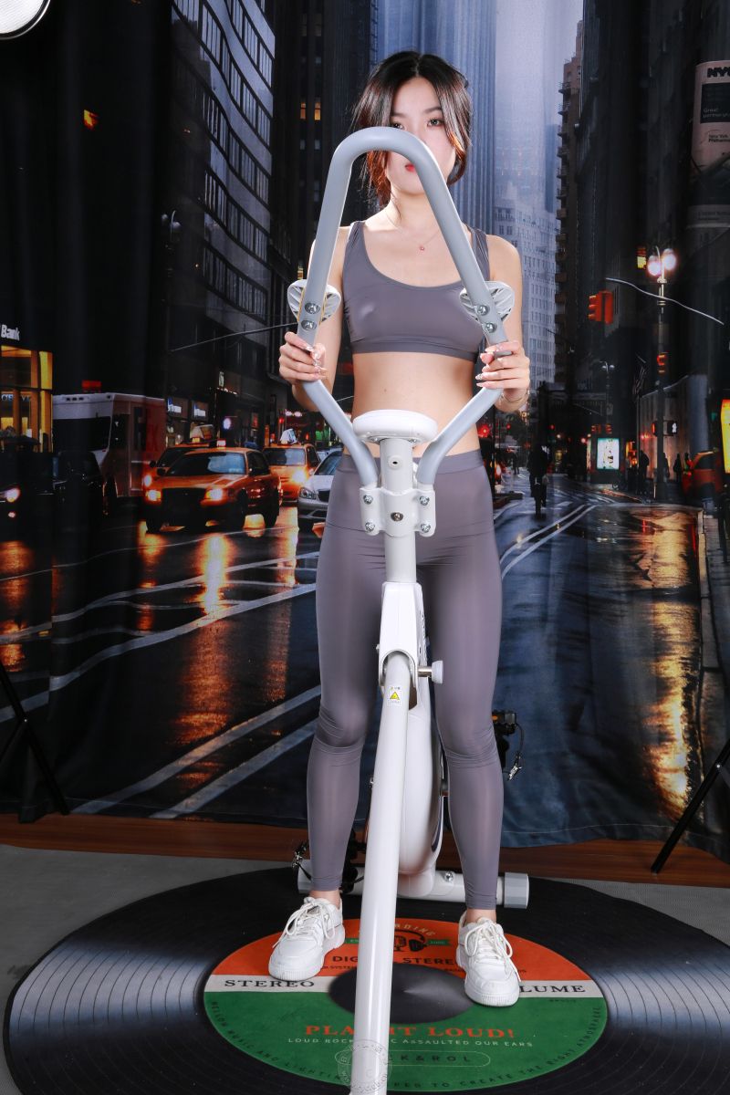 纽约街头健身美景：瑜伽裤少女的活力瞬间 Street fitness scene