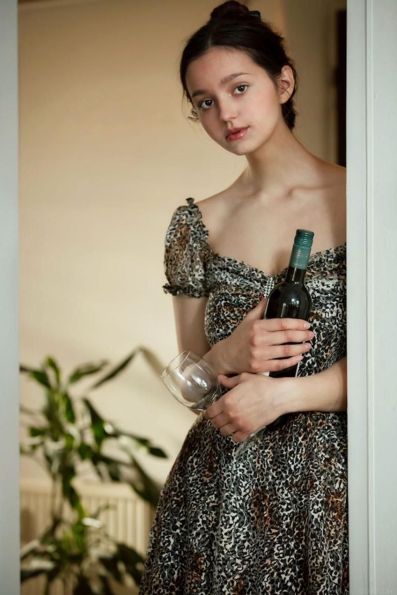 女孩与酒瓶的秘密 The secret of a girl with a bot