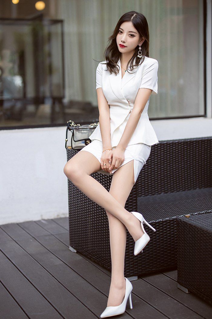 白裙美女户外写真：成熟妩媚的性感尤物，修长美腿与雪白肌肤的诱惑 Outdoor