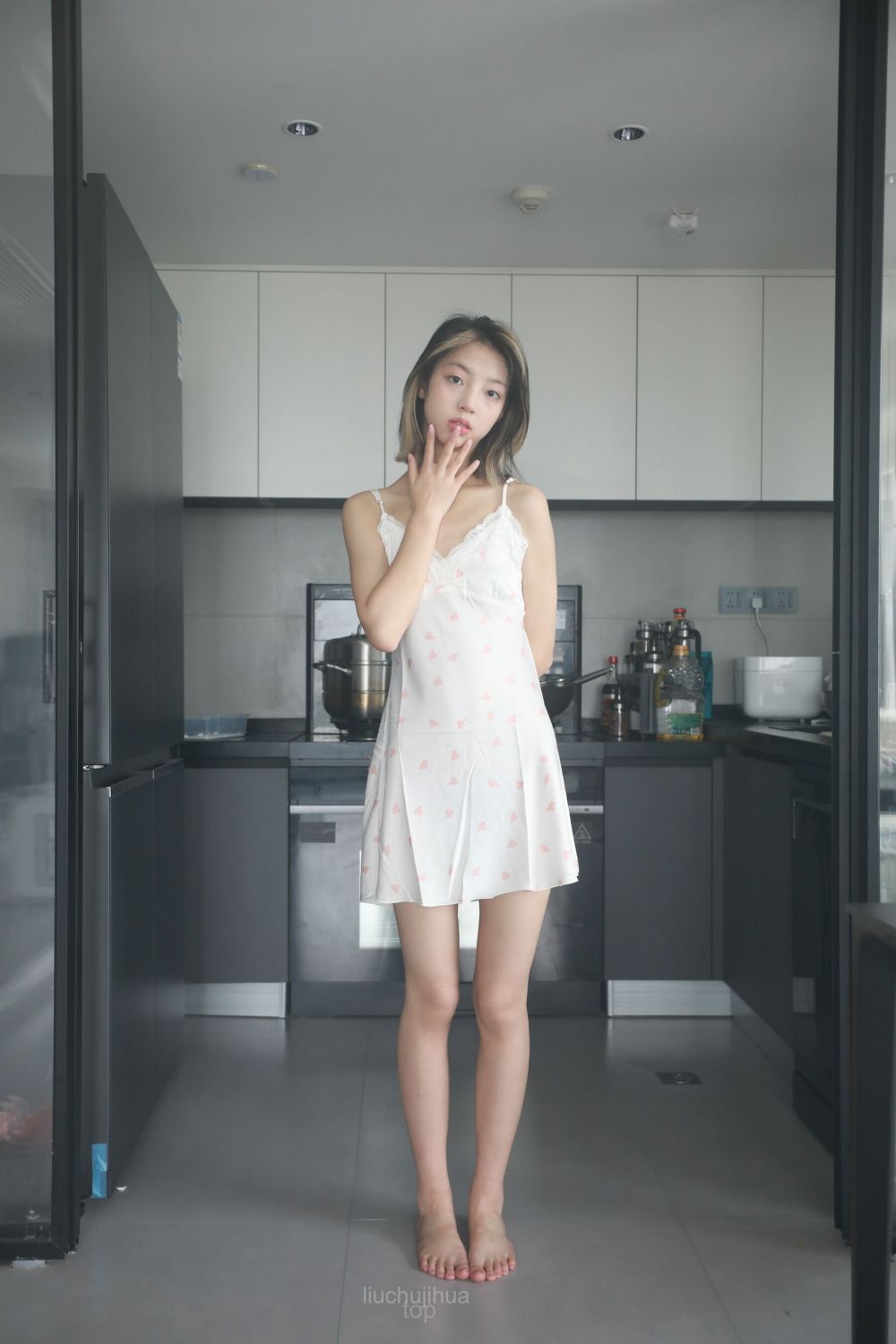 极品排骨嫩妹厨房诱惑：清纯少女的睡裙诱惑，令人脸红心跳的视觉盛宴 The bes