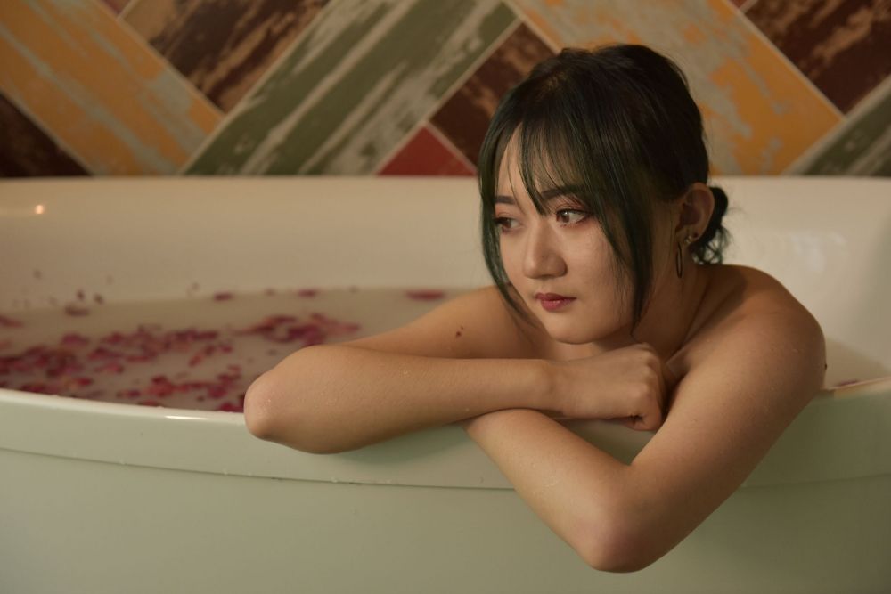 玫瑰浴：女孩儿在氤氲水汽中的曼妙身姿，极致诱惑的视觉盛宴。 Rose Bath：