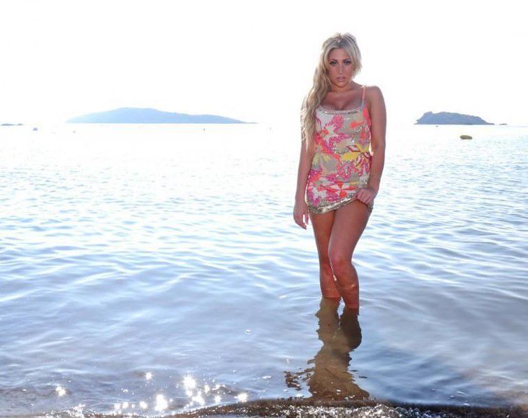 地中海的诱惑：金发尤物海滩写真，性感尤物大胆秀身材 The Mediterran