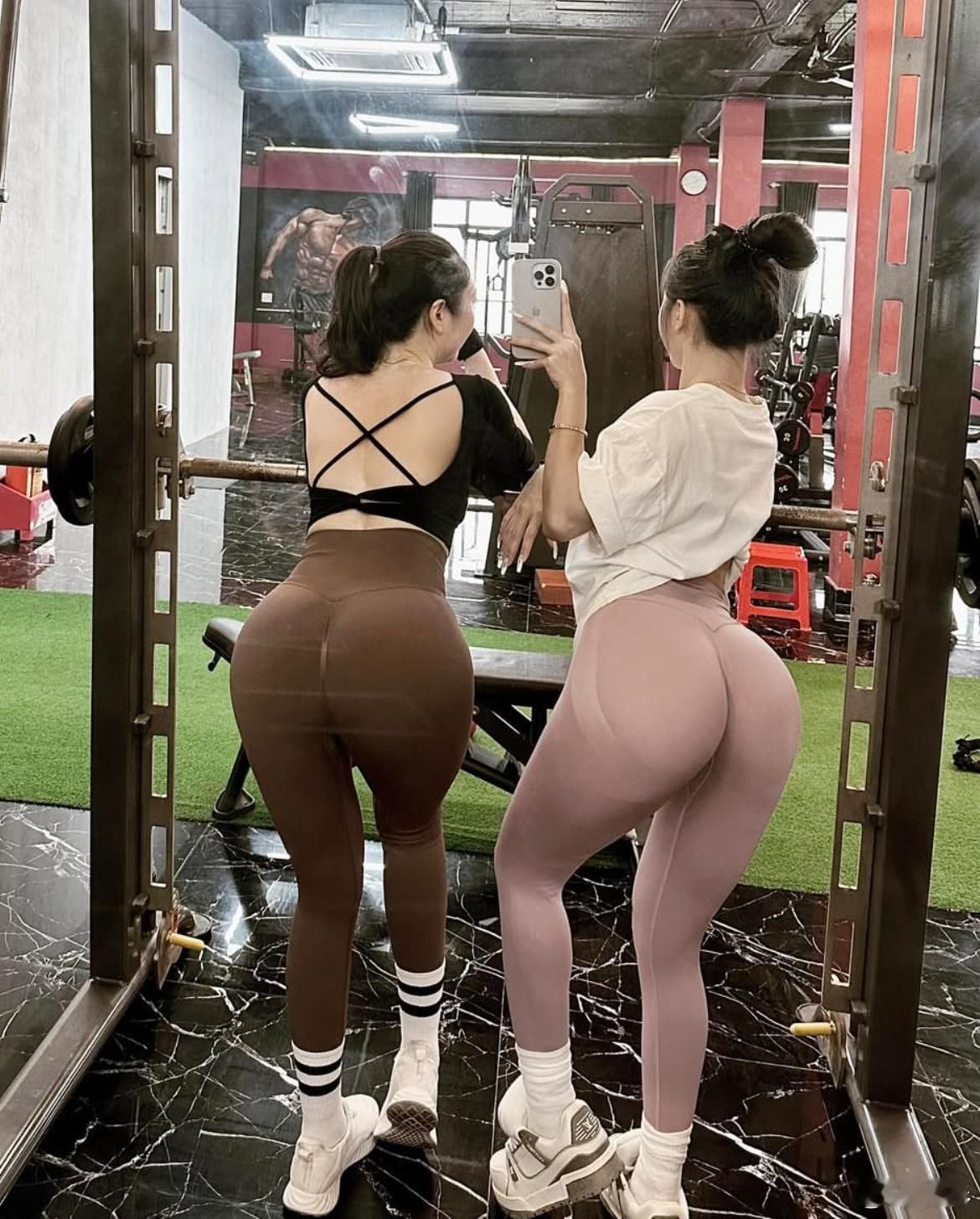 健身房的诱惑：两大尤物与瑜伽裤的完美邂逅 The Temptation of t