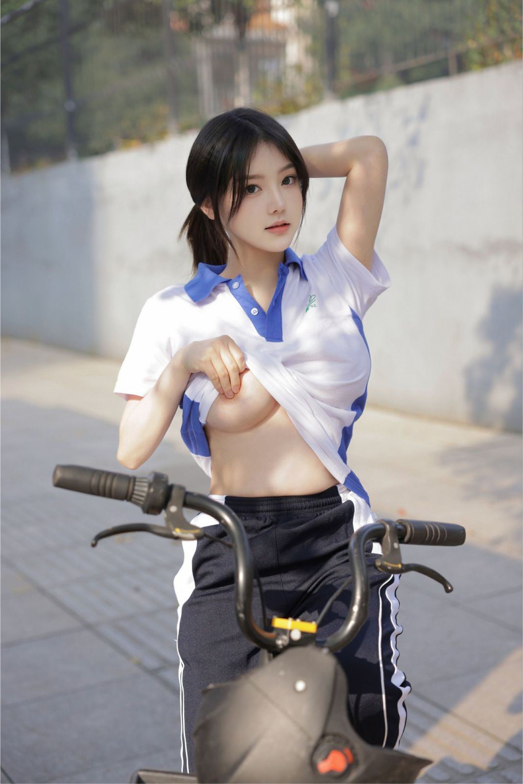 秀人网豆瓣酱路边公交车露出内部私购写真