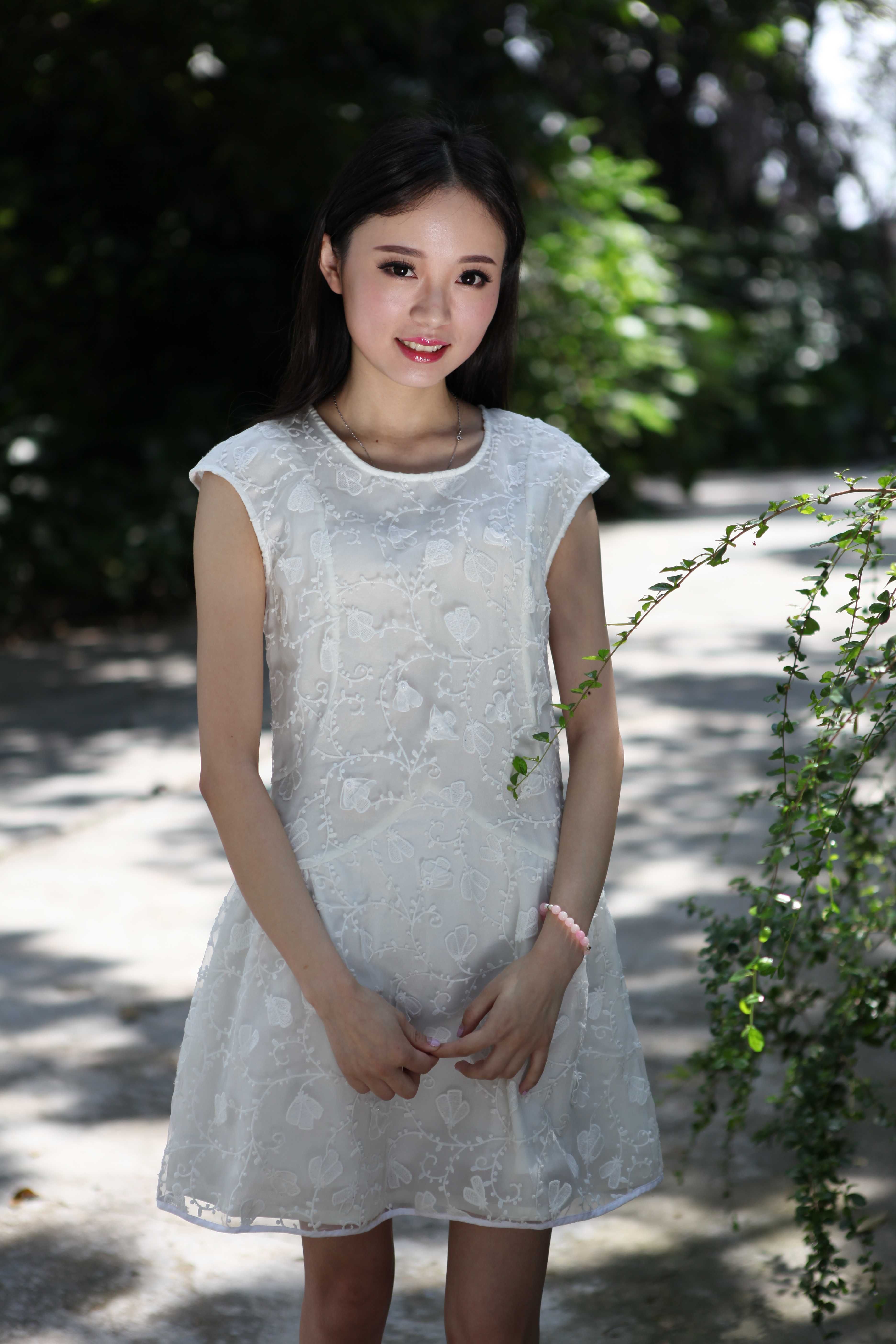 白裙少女的夏日诱惑：绿荫下的清纯与性感