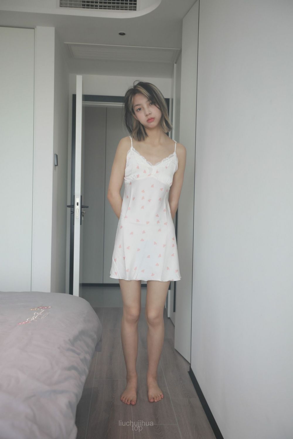 轻纱曼舞：少女的午后秘密 (高清图集，丝绸睡裙，粉嫩爱心，诱人身材)